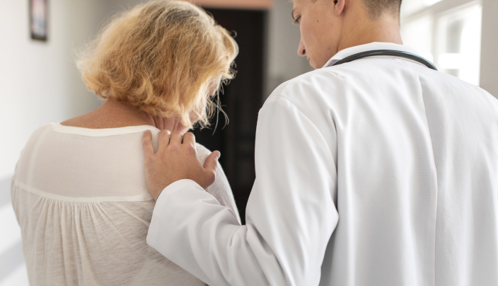 Quando una diagnosi oncologica sconvolge le certezze, comprendere cosa sta accadendo sul piano emotivo e psicologico può aiutare ad attraversare l’esperienza con maggiore consapevolezza. Lo psiconcologo Davide Ferraris propone alcune riflessioni per orientarsi tra paura, smarrimento e domande esistenziali.