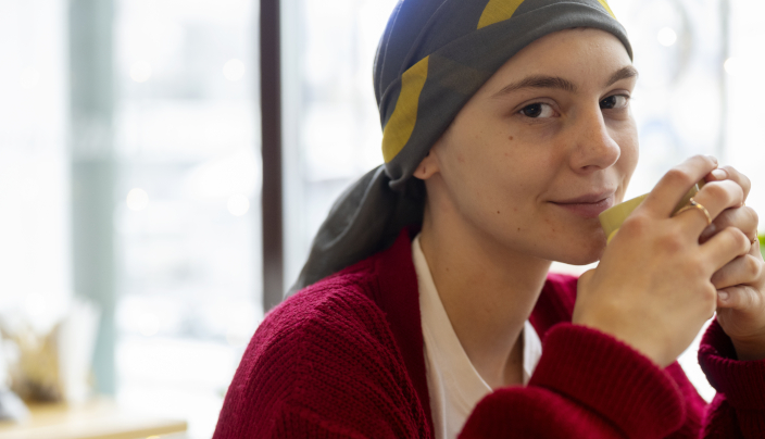 Quando il tumore arriva in giovane età, non mette in discussione solo la salute, ma anche l’identità, le relazioni e i progetti di vita. Comprendere l’impatto psicologico è fondamentale per affrontare la malattia. 
