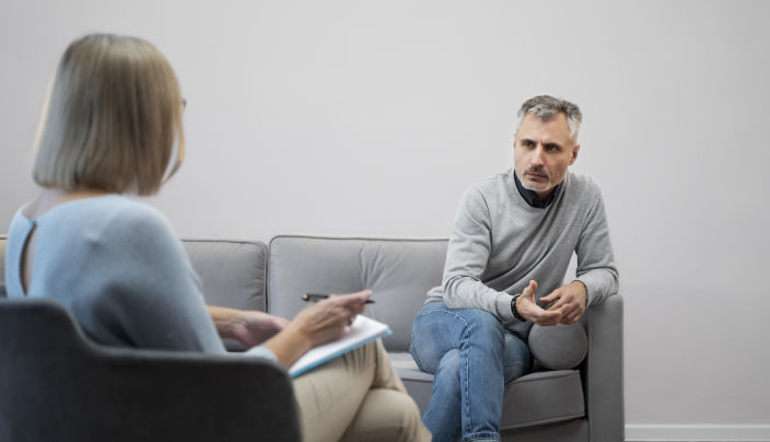 Una diagnosi oncologica mette alla prova non solo il corpo, ma anche il modo in cui ci relazioniamo a noi stessi. La Compassion Focused Therapy offre strumenti per affrontare vergogna, autocritica e solitudine, aiutando le persone a sviluppare uno sguardo più gentile e compassionevole verso di sé.
