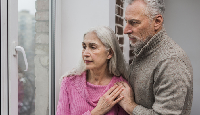 Accanto a chi affronta un tumore, i caregiver vivono spesso paure, stress e stanchezza emotiva in silenzio. Riconoscere il loro benessere psicologico è parte integrante della cura.