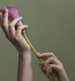 La malattia può lasciare segni sul corpo e mettere in discussione il modo in cui una donna si percepisce. Parlare di questi cambiamenti può aiutare a costruire un nuovo rapporto con sé stesse e con il partner.