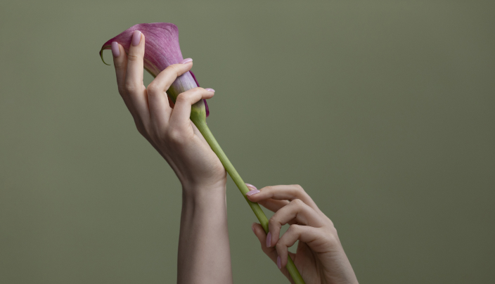 La malattia può lasciare segni sul corpo e mettere in discussione il modo in cui una donna si percepisce. Parlare di questi cambiamenti può aiutare a costruire un nuovo rapporto con sé stesse e con il partner.
