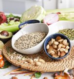 Dopo la diagnosi possono emergere molti dubbi su cosa mangiare e cosa evitare. Facciamo chiarezza tra evidenze scientifiche, falsi miti e consigli pratici.