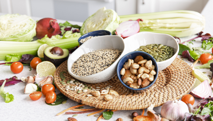 Dopo la diagnosi possono emergere molti dubbi su cosa mangiare e cosa evitare. Facciamo chiarezza tra evidenze scientifiche, falsi miti e consigli pratici.